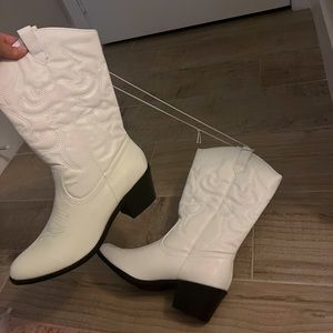 brand NWT western ladies embroidered cowboy boots